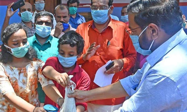 കുട്ടികളാണ് മാതൃക; ഉത്തരവ് കത്തിച്ച സംഘടനാ നേതാവി​​​ന്റെ വിദ്യാര്‍ത്ഥികള്‍ ദുരിതാശ്വാസ നിധിയിലേക്ക് സംഭാവന നല്‍കി