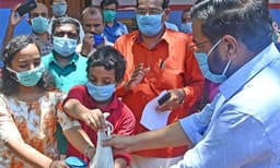 കുട്ടികളാണ് മാതൃക; ഉത്തരവ് കത്തിച്ച സംഘടനാ നേതാവി​​​ന്റെ വിദ്യാര്‍ത്ഥികള്‍ ദുരിതാശ്വാസ നിധിയിലേക്ക് സംഭാവന നല്‍കി