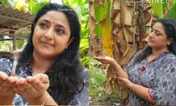 വീട്ടിലെത്തിയ കുഞ്ഞന്‍ അതിഥിയെ പരിചയപ്പെടുത്തി പ്രവീണ, മൂര്‍ഖന്‍ കുഞ്ഞിനെ കയ്യിലെടുത്ത് നടി