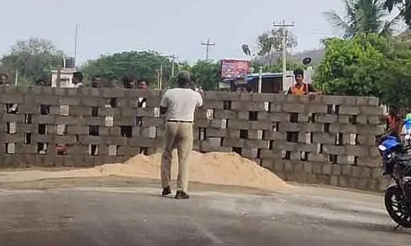 കൊറോണ പേടി, ആന്ധ്രാക്കാര്‍ ഇങ്ങോട്ട് വരണ്ട ;  ദേശീയപാതയില്‍ ഒരാള്‍ പൊക്കത്തില്‍ തമിഴ്‌നാട് മതിലുകെട്ടി മറച്ചു ; ഒഡീഷക്കാര്‍ അതിര്‍ത്തി പാതയില്‍ കിടങ്ങ് കുഴിച്ചിട്ടു 