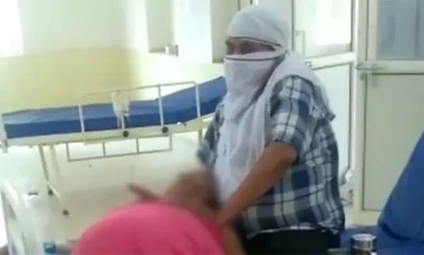 അവശനിലയില്‍ ആശുപത്രിയില്‍ എത്തിച്ച അമ്മയെ ആരും തിരിഞ്ഞുനോക്കിയില്ല, മകന്റെ കൈകളില്‍ കിടന്ന് അമ്മ അന്ത്യശ്വാസം വലിച്ചു