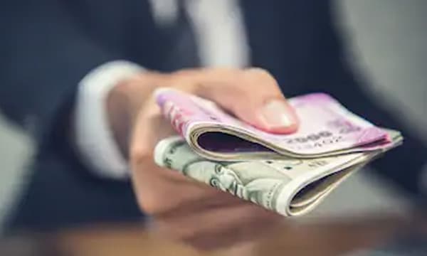 സര്‍ക്കാര്‍ ജീവനക്കാരുടെ ശമ്പളം പിടിക്കാനുള്ള ഗവണ്‍മെന്റ് ഓര്‍ഡിനന്‍സില്‍ ഗവര്‍ണര്‍ ഒപ്പിട്ടു ; തദ്ദേശ വാര്‍ഡ് ഓര്‍ഡിനന്‍സിനും അംഗീകാരം നല്‍കി