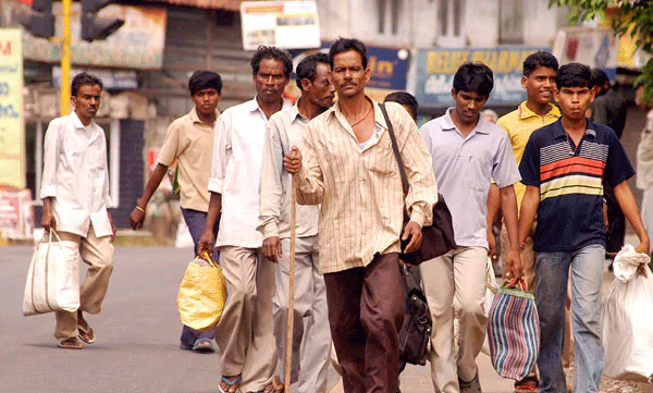 അതിഥിത്തൊഴിലാളികളെ നാട്ടിലെത്തിക്കാന്‍ പ്രത്യേക ട്രെയിന്‍; കേന്ദ്രത്തെ ആവശ്യം അറിയിച്ച് കേരളം