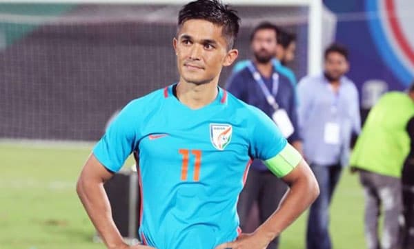 ആരാധകന് ജഴ്സിയോ , ചിത്രത്തില്‍ ഓട്ടോഗ്രാഫോ ഒന്നും വേണ്ട ; ഛേത്രിയുടെ നെറ്റ്ഫ്ലിക്സ് ഐഡിയും പാസ്‌വേഡും മതി