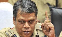 കൈകളിലൂടെ ഇഴഞ്ഞ്‌, കവിളുകളില്‍ ചുംബിച്ച്‌, നീ എന്നില്‍ പ്രവേശിച്ചു.. അരുത്‌, ആശ്ലേഷിക്കരുത്‌!  ബെഹ്‌റ കവിയായി; കോവിഡ്‌ കവിതയായി,  കാക്കിക്കുള്ളിലെ ഒരു കവിഹൃദയംകൂടി