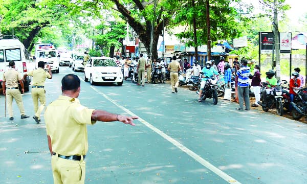 ഇതര സംസ്ഥാനങ്ങളില്‍ നിന്നും മലയാളികള്‍ നാട്ടിലേക്ക് എത്തിത്തുടങ്ങി ; അതിര്‍ത്തിയില്‍ ഹെല്‍പ്പ് ഡസ്‌ക്കുകളില്‍ പരിശോധനകള്‍ നടത്തും