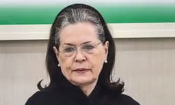 നിര്‍ധനരായവരുടെ ട്രെയിന്‍ യാത്രാക്കൂലി കോണ്‍ഗ്രസ് വഹിക്കുമെന്ന് സോണിയ