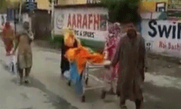 ഗര്‍ഭിണിയുടെ മൃതദേഹം കൊണ്ടുപോകാന്‍ ആംബുലന്‍സില്ല; സ്‌ട്രെച്ചറില്‍ റോഡിലൂടെ മൃതദേഹവുമായി ബന്ധുക്കള്‍