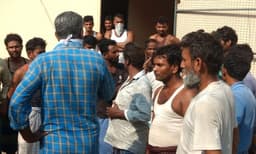 അതിഥി തൊഴിലാളികള്‍ക്ക് യാത്രാക്കൂലി ; ആലപ്പുഴ ഡിസിസി വാഗ്ദാനം ചെയ്ത 10 ലക്ഷം ജില്ലാകളക്ടര്‍ തള്ളി ; സര്‍ക്കാര്‍ അനുമതിയില്ലെന്ന് മറുപടി