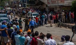 മദ്യഷോപ്പുകളില്‍ ഉന്തിയും തള്ളിയും ജനക്കൂട്ടം ; നിയന്ത്രിക്കാന്‍ അധ്യാപകരെ നിയോഗിച്ച് ആന്ധ്ര