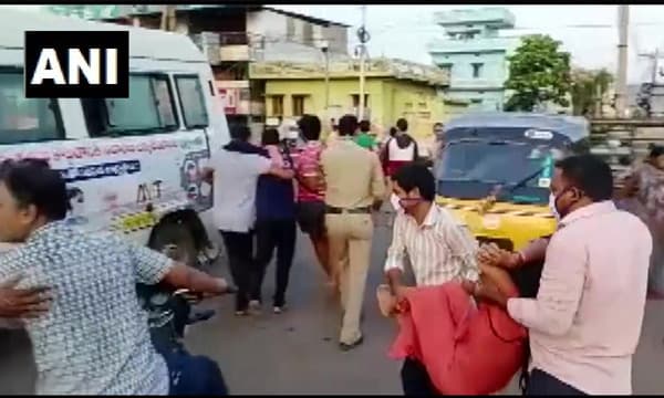 വിശാഖപട്ടണത്തെ വിഷവാതകം ചോര്‍ച്ച ; മരണം എട്ടായി, ആള്‍ക്കാര്‍ വഴിയില്‍ ബോധം കെട്ടു വീണു ; 50 പേരുടെ നില ഗുരുതരം