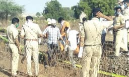ഹൈവേയില്‍ പോലീസ് തടയുമെന്ന് ഭയന്നു ; യാത്രയ്ക്ക് റെയില്‍വേട്രാക്ക് തെരഞ്ഞെടുത്തത് ഈ കാരണത്താല്‍ ; നടന്നു തളര്‍ന്നപ്പോള്‍ ഉറങ്ങാന്‍ പാളത്തില്‍ കിടന്നത് ട്രെയിന്‍ ഒരിക്കലും വരില്ലെന്ന ഉറപ്പില്‍ 