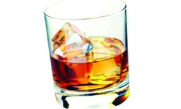 'വിദേശി' ഉടനില്ല, മദ്യവില കൂട്ടാനൊരുങ്ങി സര്‍ക്കാര്‍ ; ഓണ്‍ലൈന്‍ ബുക്കിങ് അനുകൂലിച്ച് പോലീസ് 