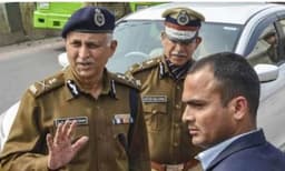 മദ്യശാലകളിലെ തിരക്ക് നിയന്ത്രിച്ച് പോലീസുകാരുടെ ജീവന്‍ അപകടത്തിലാക്കാന്‍ താല്‍പര്യമില്ല ; ഡല്‍ഹി പോലീസ് കമ്മീഷണര്‍