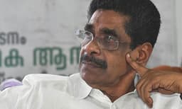 കർണാടകയിൽ കുടുങ്ങിക്കിടക്കുന്ന മലയാളികളെ കേരളത്തിലെത്തിക്കാൻ ബസ് സർവീസ് നടത്തുമെന്ന്  കോൺഗ്രസ്