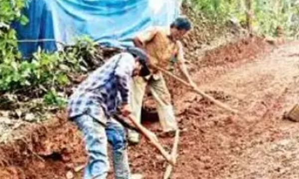 ലോക്ക്ഡൗണ്‍ കാലത്ത് ഈ പിതാവും മകനും ചേര്‍ന്ന് വെട്ടിയത് 10 വീതിയില്‍ 200 മീറ്റര്‍ റോഡ് ; 15 വര്‍ഷത്തെ കാത്തിരിപ്പ് അവസാനിപ്പിച്ചത് 39 ദിവസവും രാപകല്‍ അദ്ധ്വാനിച്ച് 
