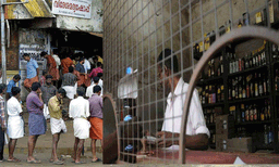 
കുപ്പിയുമായി വന്നാല്‍ മാത്രം കള്ള്; ബാറുകളില്‍ വില്‍പ്പനയ്ക്കായി കൗണ്ടറുകള്‍, ഇരുന്നുള്ള മദ്യപാനവുമില്ല