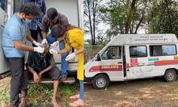 തെരുവില്‍ കഴിയുന്നവരെ കുളിപ്പിക്കാന്‍ വിനു മോഹനും ഭാര്യയും, മൊബൈല്‍ ബാത്ത് സര്‍വീസുമായി 'അമ്മ'