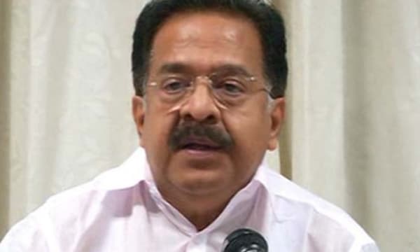 പുതിയ മദ്യനയത്തിന് പിന്നില്‍ ബാര്‍ മുതലാളിമാരുമായി നടത്തിയ ചര്‍ച്ച; അഴിമതിക്ക് നീക്കം, ബീവറേജസിന്റെ അന്ത്യം കുറിക്കുമെന്ന് രമേശ്