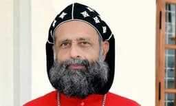 സഭയുടെ കല്‍പനകള്‍ പാലിക്കുന്നില്ല ; കുര്യാക്കോസ് മോര്‍ സേവേറിയോസിന്റെ പദവികള്‍ തിരിച്ചെടുത്തു ; എട്ടു വൈദികരെ സ്ഥലംമാറ്റിയതും പ്രതിഷേധമായി