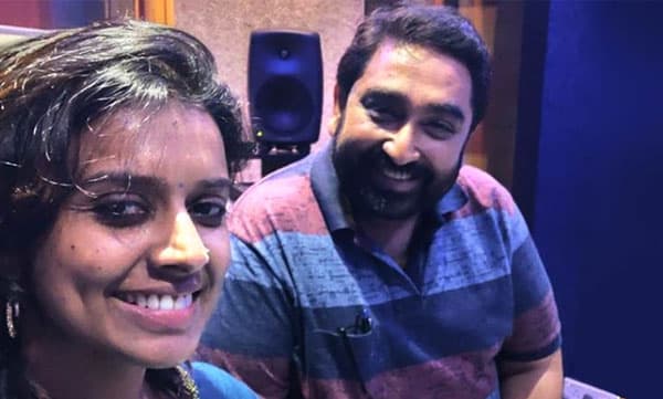 റെക്കോര്‍ഡിംഗിനു അദ്ദേഹം വിളിക്കുമ്പോള്‍ തന്നെ എന്റെ കൈകള്‍ വിയര്‍ക്കാന്‍ തുടങ്ങും...; എം ജയചന്ദ്രനെക്കുറിച്ച് സിത്താര
