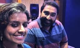 റെക്കോര്‍ഡിംഗിനു അദ്ദേഹം വിളിക്കുമ്പോള്‍ തന്നെ എന്റെ കൈകള്‍ വിയര്‍ക്കാന്‍ തുടങ്ങും...; എം ജയചന്ദ്രനെക്കുറിച്ച് സിത്താര