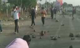 ശ്രമിക് ട്രെയിനുകള്‍ റദ്ദാക്കി ;  കുടിയേറ്റ തൊഴിലാളികള്‍ വാഹനങ്ങള്‍ കൊള്ളയടിക്കുകയും തകർക്കുകയും ചെയ്തു