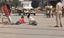 വീട്ടിലേക്ക് പോകുകായിരുന്ന തൊഴിലാളികള്‍ക്ക് മാസ്ക് ഇല്ലെന്ന് പറഞ്ഞ് മര്‍ദ്ദനം : പോ​ലീസുകാരന് സസ്പെന്‍ഷന്‍