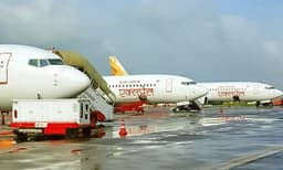 റോഡുകള്‍ പൊതുഗതാഗതത്തിനു തുറന്നതിനു പിന്നാലെ വിമാനങ്ങളും ട്രെയിനുകളും സര്‍വീസിനൊരുങ്ങുന്നു; വാഹനയാത്രകളുടെ കാലം തിരിച്ചുവരുന്നു 