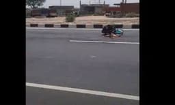 വിശപ്പ് സഹിക്കാന്‍ കഴിയാതെ റോഡില്‍ ചത്ത് കിടന്ന നായയെ ഭക്ഷിച്ച് കുടിയേറ്റ് തൊഴിലാളി : ഹൃദയം തകര്‍ക്കും വീഡിയോ