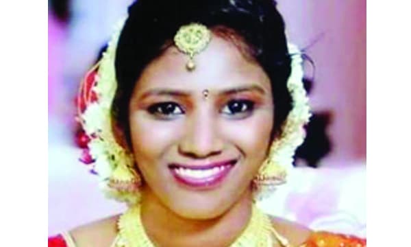 ചികിത്സയില്‍ കഴിയവേ പാമ്പുകടിയേറ്റ് യുവതിയുടെ മരണം ; ഭര്‍ത്താവ് സുരാജ് വിഷപ്പാമ്പുകളെ കുറിച്ച് യു ട്യൂബില്‍ തെരച്ചില്‍ നടത്തിയിരുന്നു