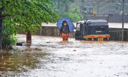 നട്ടപ്പാതിരയ്ക്ക് യാതൊരു മുന്നറിയിപ്പുമില്ലാതെ ഡാം തുറന്നുവിട്ടു ; 100 ഓളം വീടുകളില്‍ വെള്ളം കയറി ; വന്‍ ദുരന്തം ഒഴിവായിപ്പോയത് നേരിയ വ്യത്യാസത്തില്‍