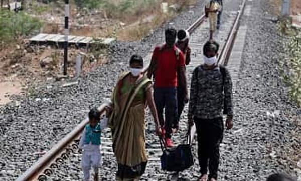 ലോക്ക്ഡൗണില്‍ വിശന്നും ദാഹിച്ചും നടന്നത് ദിവസങ്ങളോളം ; പൂനെയില്‍ നിന്നും 360 കിലോമീറ്റര്‍ ദൂരെയുള്ള വീട്ടിലേക്ക് നടന്നു പോയ തൊഴിലാളി വഴിയില്‍ വീണു മരിച്ചു  