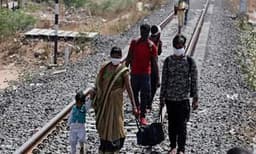 ലോക്ക്ഡൗണില്‍ വിശന്നും ദാഹിച്ചും നടന്നത് ദിവസങ്ങളോളം ; പൂനെയില്‍ നിന്നും 360 കിലോമീറ്റര്‍ ദൂരെയുള്ള വീട്ടിലേക്ക് നടന്നു പോയ തൊഴിലാളി വഴിയില്‍ വീണു മരിച്ചു  