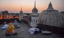 ഇന്ന് ഈദുല്‍ ഫിത്തര്‍; ലോക്ഡൗണില്‍ ഇളവ് നല്‍കും; കടകള്‍ തുറക്കും 