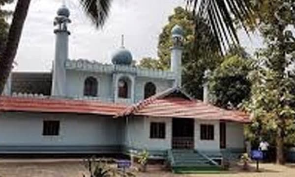 സംസ്‌കരിക്കാന്‍ ഇടമില്ല; ഹിന്ദു വയോധികകയ്ക്ക് മസ്ജിദ് ഭൂമിയില്‍ സംസ്‌കാരം