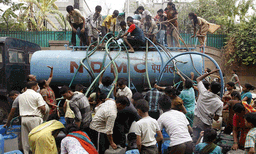 കുടിവെള്ളമില്ല; സാമൂഹ്യ അകലം മറന്ന് ജനങ്ങള്‍ ഡല്‍ഹിയില്‍ കുടിവെള്ളം ശേഖരിക്കാനെത്തുന്നു