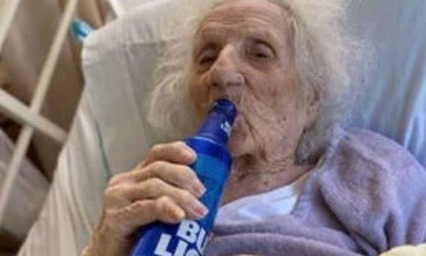 103ാം വയസില്‍ കൊവിഡിനെ തോല്‍പ്പിച്ചു ; തിരിച്ച് വരവിനെ ബിയര്‍ കഴിച്ച് ആഘോഷമാക്കി മുത്തശ്ശി 