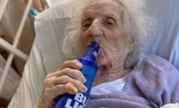 103ാം വയസില്‍ കൊവിഡിനെ തോല്‍പ്പിച്ചു ; തിരിച്ച് വരവിനെ ബിയര്‍ കഴിച്ച് ആഘോഷമാക്കി മുത്തശ്ശി 