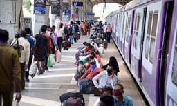 കുടിയേറ്റ തൊഴിലാളി ട്രെയിനില്‍ മരിച്ചു; മൃതദേഹത്തിനൊപ്പം എട്ടു മണിക്കൂര്‍ സഞ്ചരിച്ച് സഹയാത്രികര്‍ 