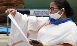 മടങ്ങിയെത്താന്‍ സൗകര്യമൊരുക്കിയില്ല; മമതയ്ക്ക് 'പരാജയപ്പെട്ട മുഖ്യമന്ത്രി'യെന്ന സര്‍ട്ടിഫിക്കറ്റ് നല്‍കി കുടിയേറ്റ തൊഴിലാളികള്‍