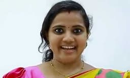 ചെന്നുകയറിയ ഉടനെ രണ്ടാംലോക മഹായുദ്ധവും ആപേക്ഷികതാ സിദ്ധാന്തവും ആരും പഠിപ്പിക്കില്ല, പിന്നെ എന്തിനാണ് സായി ടീച്ചറെ പരിഹസിക്കുന്നത്? കൊച്ചുകുട്ടികളോട് പൂച്ചയെപ്പറ്റി പറഞ്ഞത് ഇത്ര വലിയ അപരാധമാണോ?, വൈറലായി കുറിപ്പ്