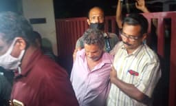 ഉത്രയുടെ പേരില്‍ സൂരജ് വന്‍തുക ഇന്‍ഷുറന്‍സും എടുത്തിരുന്നു ; 36 പവന്റെ ആഭരണങ്ങള്‍ രണ്ടു പൊതിയായി കുഴിച്ചിട്ടത് പിതാവ് ; കൊല്ലാനുള്ള പദ്ധതി മാതാവും സഹോദരിയും അറിഞ്ഞിരുന്നു, ഇവരും അറസ്റ്റിലായേക്കും