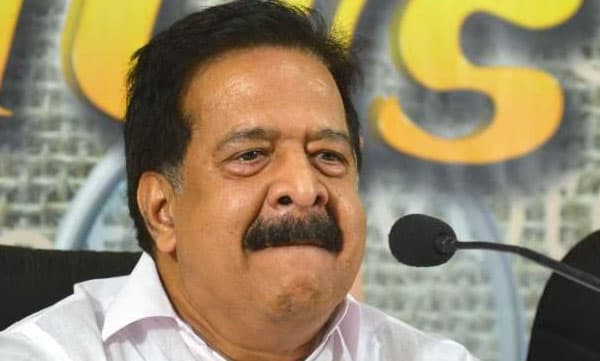 ഹെലികോപ്റ്റര് യാത്ര ദുരൂഹം; മുന് ചീഫ് സെക്രട്ടറിക്കെതിരെ ആരോപണവുമായി ചെന്നിത്തല