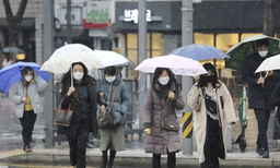 മുഖാവരണത്തെയും മഴ നനയ്ക്കല്ലേ... പണികിട്ടും