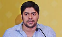 ലാപ്‌ടോപ്‌ വേണമെന്ന്‌ വിദ്യാര്‍ത്ഥിനി; നല്‍കാമെന്ന്‌ ഉറപ്പുനല്‍കി കലക്‌ടര്‍