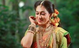 പുലിമുരുഗന്‍ എന്ന സിനിമയില്‍ പുലിയെ കൊല്ലുന്ന നായകന് കൈയ്യടിച്ച മലയാളി തന്നെ ആനയെ കൊന്നതിനു കണ്ണു തുടക്കുന്നു;  കോഴിക്കാലും കടിച്ചു പറിച്ചു, മലയാളിയുടെ ധാര്‍മ്മിക രോക്ഷം അണപൊട്ടട്ടെ; അഞ്ജലി അമീര്‍ പറയുന്നു