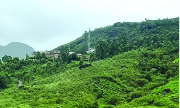 പിന്നില്‍ ഭരണകക്ഷിയുടെ പിന്‍ബലം, തെരഞ്ഞെടുപ്പ് മുന്നില്‍ കണ്ട് മിണ്ടാതെ പ്രതിപക്ഷവും;  ഇടവേളയ്ക്കുശേഷം മൂന്നാര്‍ വീണ്ടും െകെയേറ്റ മാഫിയയുടെ കൈകളിലേക്ക്  