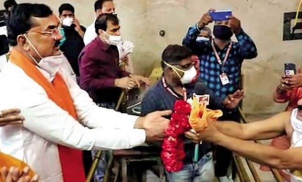 ലോക്ക്ഡൗൺ നിർദേശങ്ങൾ ലംഘിച്ച് ബിജെപി മന്ത്രി ക്ഷേത്രത്തിൽ പൂജ ; പ്രാര്‍ത്ഥന മധ്യപ്രദേശിനായെന്ന് വിശദീകരണം