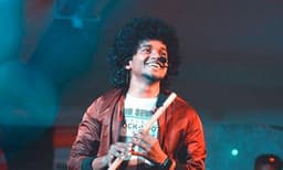 ഈ ഇരുപത്തിമൂന്നുകാരൻ ഉദ്ഘാടനം ചെയ്തത് ആയിരത്തി മുന്നൂറോളം പരിപാടികൾ, അനുനന്ദ് ക്യാമ്പസുകളുടെ ഹീറോയായത് ഇങ്ങനെ